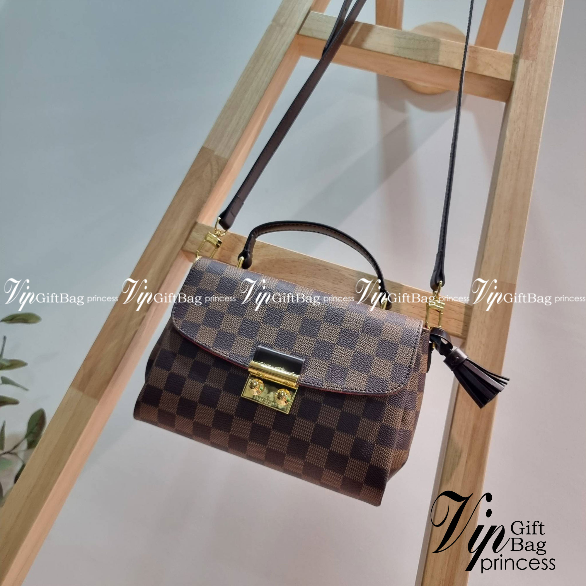 LV CROISETTE CROSSBODY BAG ให้สาวๆได้สวย ในราคาจับต้องได้ กับกระเป๋าสะพายข้าง ดีไซน์ลวดลายตารางเอกลักษณ์ คลาสสิคแต่ดูผู้ดี วัสดุหนังแคนวาส เปิด-ปิดด้วยตัวล็อคแน่นหนา ภายในโล่งกว้าง ใส่ของสำคัญได้ครบถ้วน สายสะพายถอดออกได้ ปรับได้ มีหูจับในตัว ถือเก๋ๆ หรือจ