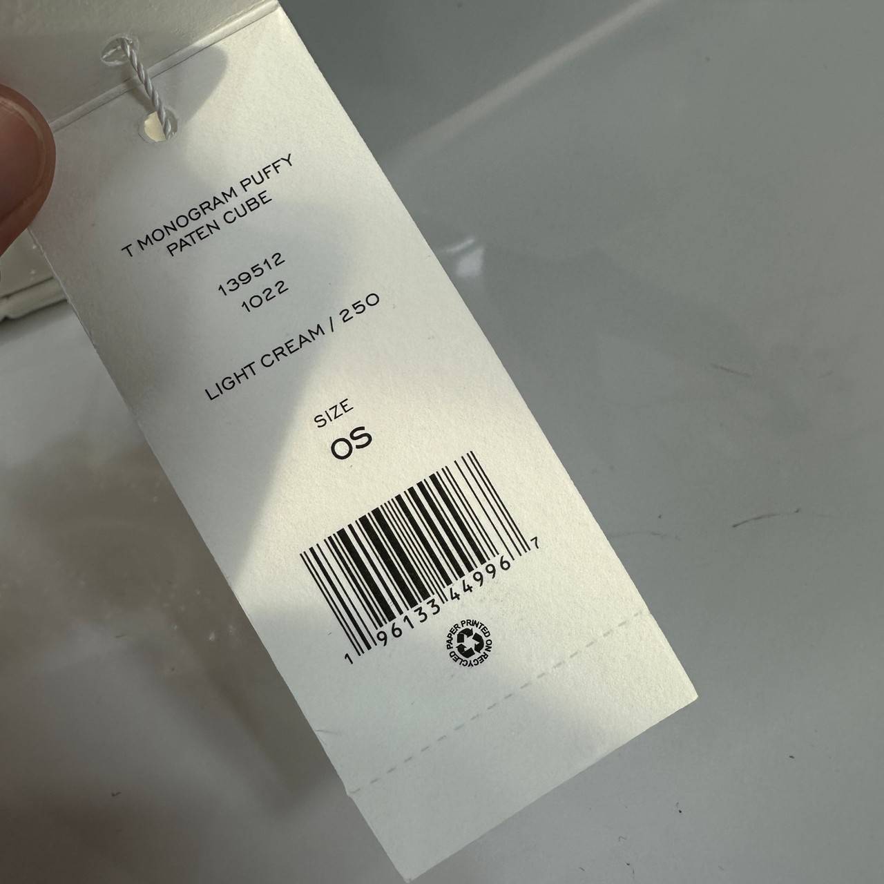 Tory Burch T Monogram Embroidered Patent Cube คอลเลคชั่นใหม่ รุ่นลิมิเต็ดรูปทรงใหม่ T Monogram สุดcube วัสดุหนังแท้ เปิด-ปิดด้วยซิป ภายในกว้าง มีช่องแยก 1 ช่อง สามารถใส่โทรศัพท์มือถือได้ทุกรุ่น สามารถถือหิ้วหรือสะพายได้ สายสามารถถอดและปรับระดับได้คะ