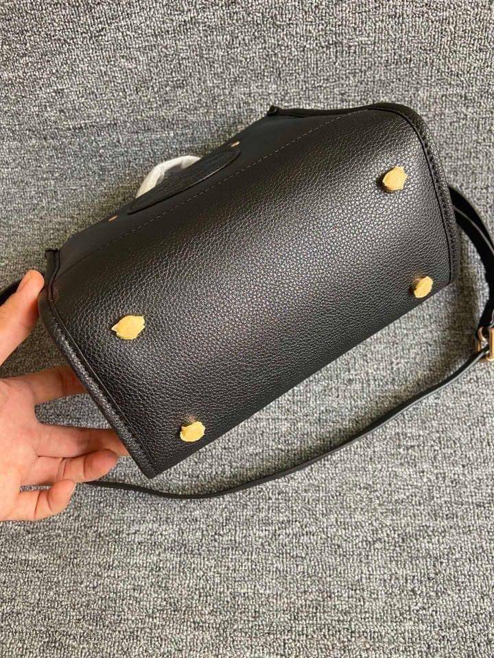 ใหม่ล่าสุด อดใจยังไงไหว COACH Dempsey Field Tote 22 C5268 โทนสีขาวล้วน ดำล้วน สุดคลาสสิก พร้อมส่งความสวยที่ไทยค่ะ! กระเป๋าทรง Tote ขนาดพอเหมาะลำตัว พกพาง่ายสะดวกได้กับทุกๆวัน ด้านหน้าปั้มโลโก้แบรนด์ตัวใหญ่สวยค่ะ;เปิดปิดกระเป๋าแบบกระดุมแม่เหล็ก ภายในใส่กระ