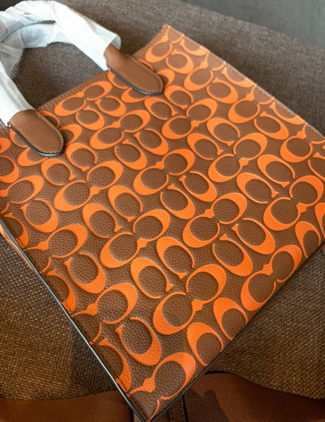 COACH COLORFUL GOTHAM TOTE SIGNATURE ((CA814)) รุ่นนี้ใช้ได้ทั้งผู้ชายและผู้หญิง ขนาดกลางๆกำลังสวยเลยค่ะ ใหม่ล่าสุด ก่อนใคร! กับกระเป๋าที่รังสรรค์สีออกมาได้สดใส เรียกได้ว่าจัดเต็มในเรื่องสีมีเดียวค่ะ หนังแท้ ลายหนังสวย บวกกับโลโก้แบรนด์ทั้งใบที่ลงลายสีได้