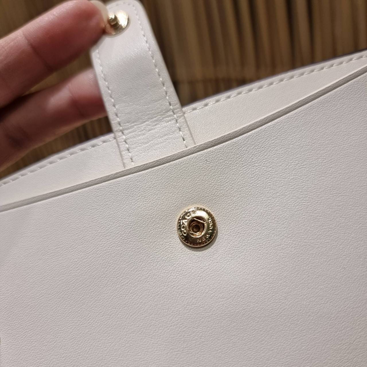 พร้อมส่ง 7 สี COACH C2874 TECH WALLET IN COLORBLOCK SIGNATURE CANVAS จัดให้สีใหม่ก่อนใคร!! ดีไซน์ใหม่ คอลเลคชั่นสวยหรู กระเป๋าสตางค์พร้อมสายคล้องมือ ง่ายต่อชีวิตมากจ้า!! มันดีอะไรเบอร์นี้ ใส่ได้ทั้งบัตร และโทรศัพท์ก็ใส่ได้ทุกรุ่น แถมยังมีช่องซิปแยกไปอีก ช