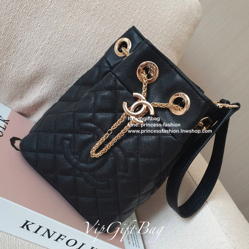 รุ่นใหม่ส่งท้ายปีกับ CHANEL CAVIER BUCKET CROSSBODY BAG งาน VIP GIFTจากเคาเตอร์้แบรนด์ดังระดับโลก ทรง MINI BUCKET จีบน่ารัก ขนาดมินิ หนังคาเวียร์เต็มใบ อะไหล่ทอง เปิดปิดด้วยการรูดปากจีบและกระดุมแม่เหล็กซ้อนอีกชั้น ด้านในใส่ขอฃจุกจิก กระเป๋าสตางค์แบบสั้นแล