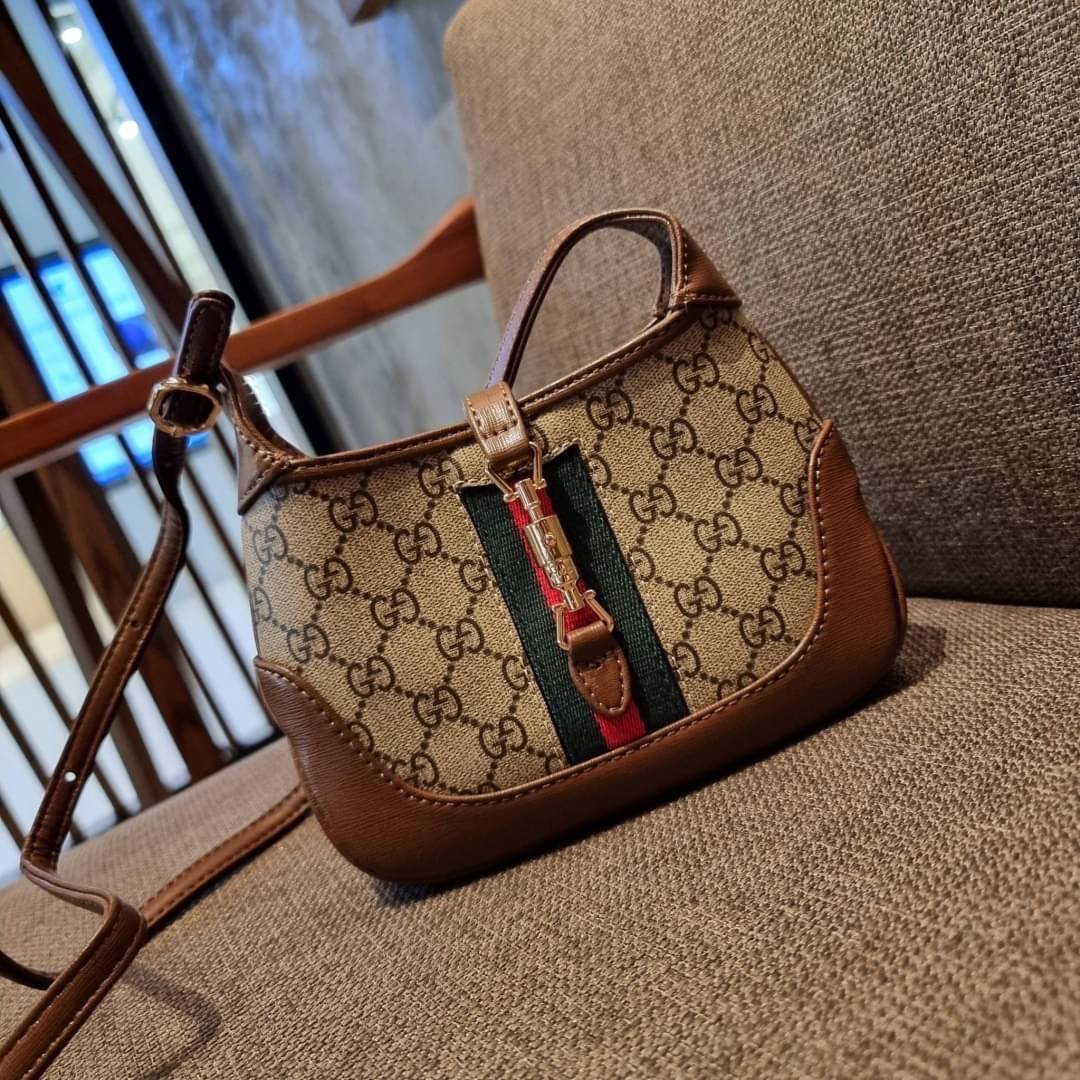 GUCCI Jackie 1961 Mini Hobo Bag GC MULTI BAG น้องคนสวย ใบเล็กแต่สุดว้าว กระเป๋าถือ/สะพายข้างวีไอพี พรีเมี้ยมกิ๊ฟที่จะทำให้หลงรักกันไปแบบสุดๆ น้องน่ารักมีดีเทลแฝงความหรูในตัว วัสดุหนังแคนวาสทนทาน อยู่ทรง ปากกระเป๋ามีตัวล็อค ภายในเป็นช่องโล่ง มีช่องใส่บัตรภ