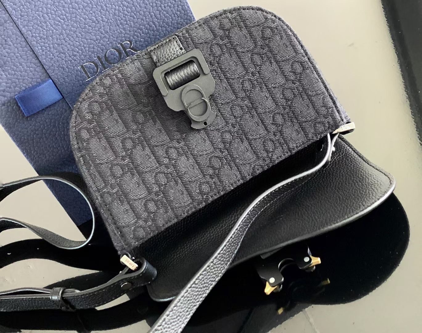 DIOR MINI Saddle Messenger Bag with Flap / Khaki / Black / Oblique Jacquard with Grained Leather กระเป๋าสะพายทรงแมสเซ็นเจอร์ รุ่นยอดนิยมของท่านชาย เกรดท็อปออริ สลับแท้ 1:1