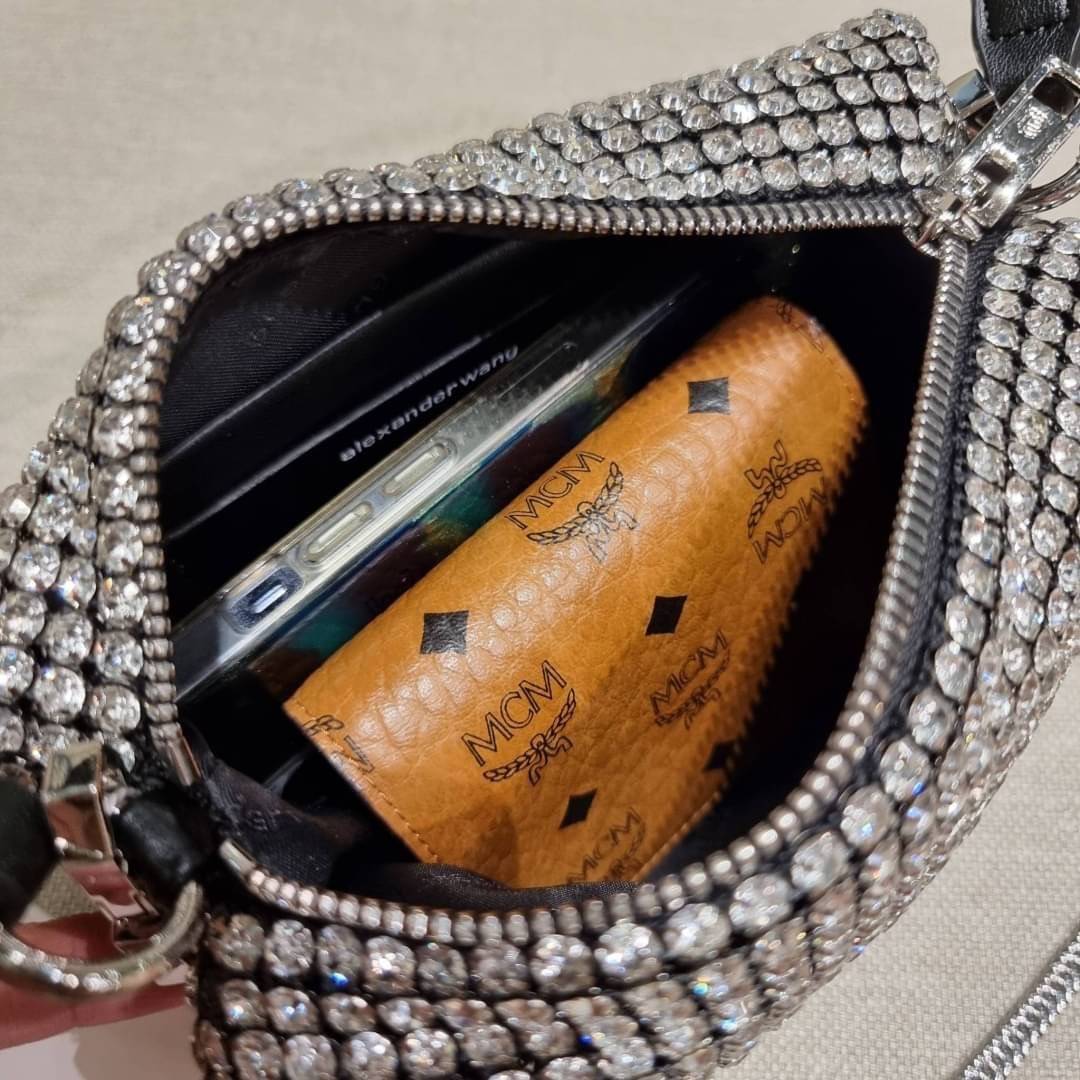 ALEXANDER WANG HEIRESS POUCH IN RHINESTONE MESH จัดให้แบบสุดตัว กับไอเท็มที่สาวๆต่างเรียกร้อง กับกระเป๋าพอชตกแต่งพลอยเทียม หรูหรา โดดเด่น ดูแพง ด้วยการตัดเย็บเรียงร้อยลงบนตาข่ายเนื้อละเอียด ทำให้ดูดีมีราคางดงามจริงๆ เปิด-ปิดด้วยซิป ขนาดกำลังสวย ภายในเป็นช