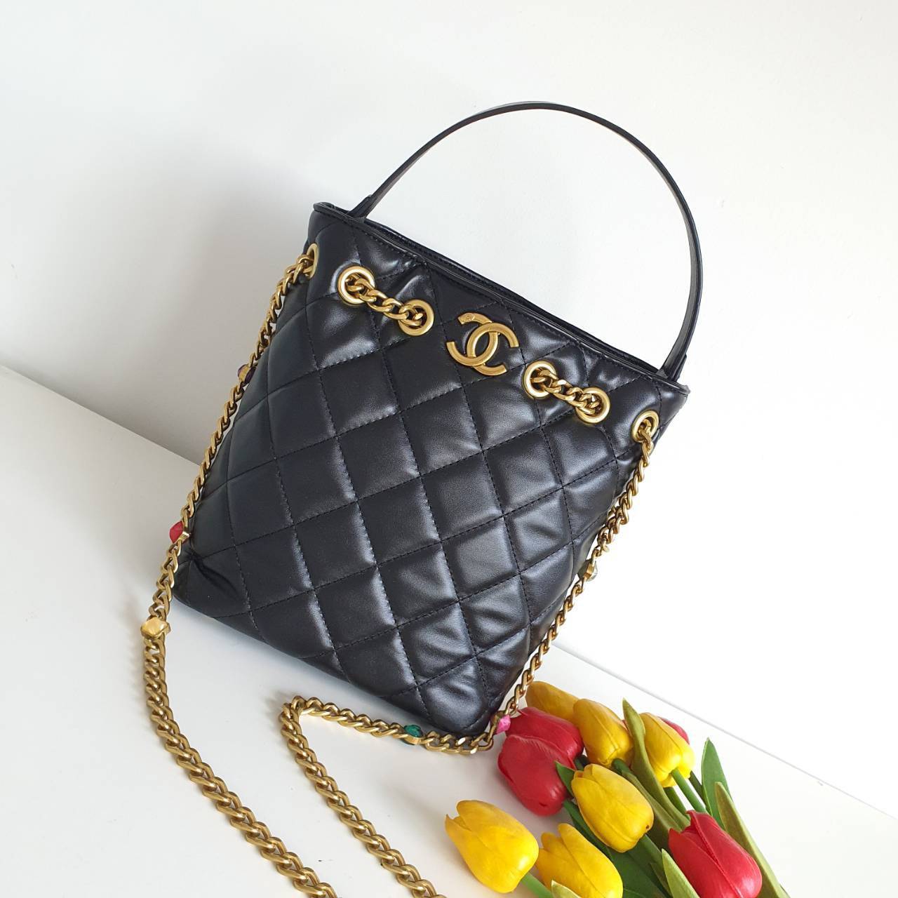 กระเป๋าทรงขนมจีบหรู จากงาน CHANEL VIP GIFT(GIFT WITH PURCHASE) จากเคาเตอร์ต่างประเทศ จากแบรนด์ CHANEL ลายหนังเรียบเงา อะไหล่ทองเข้มวินเทจ ด้านหน้าประดับโลโก้แบรนด์สีทอง เปิดปิดด้วยหนังคาดกระดุมแม่เหล็ก มาพร้อมช่องซิปอีกหนึ่งช่อง มาพร้อมสายโซ่ยาวประดับกิมม