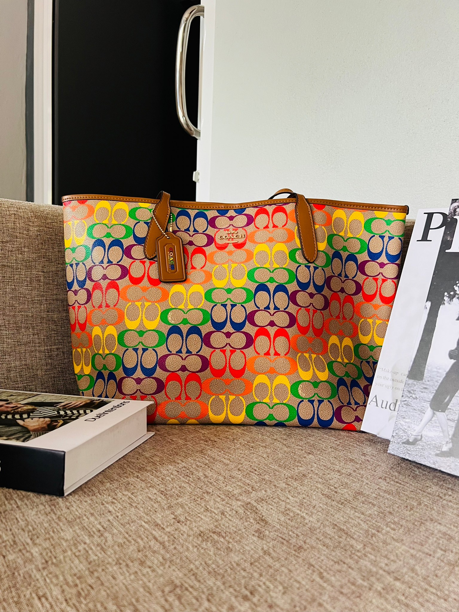 COACH CITY TOTE IN RAINBOW SIGNATURE CANVAS C4181 กระเป๋าสะพายข้างทรงโท้ทใบใหญ่ หนังลาย C สกรีนลายโค้ช รุ่นนี้ ปากกระเป๋าไม่มีชิป มีกระดุม แม่เหล็ก ด้านในมีช่องซิปไว้ใส่กระเป๋าเงินได้คะ เป็น รุ่นยอดนิยมคะ จุของได้เยอะมาก