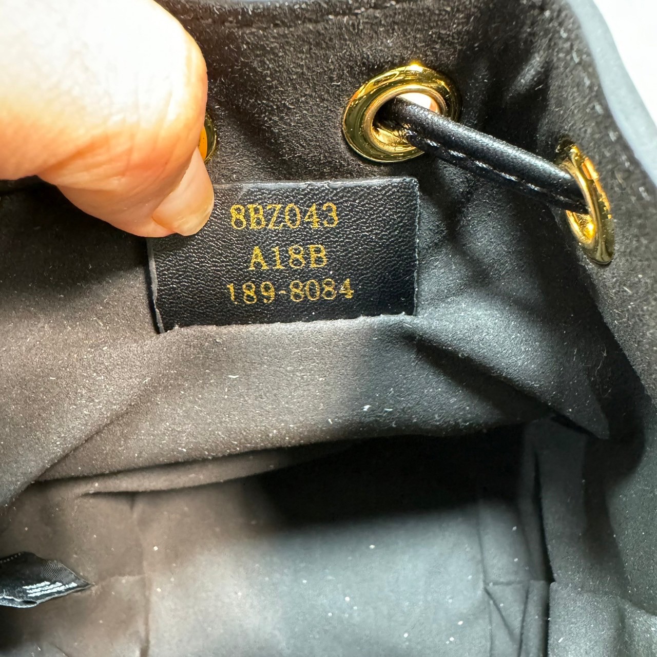 พร้อมส่ง 3 สี FENDI Mon Tresor Black leather mini-bag / FENDI Bucket Bag กระเป๋าสะพายทรงบัคเก็ตงานหนังเต็มใบ ไซส์มินิ เกรดออริ สลับแท้ 1:1