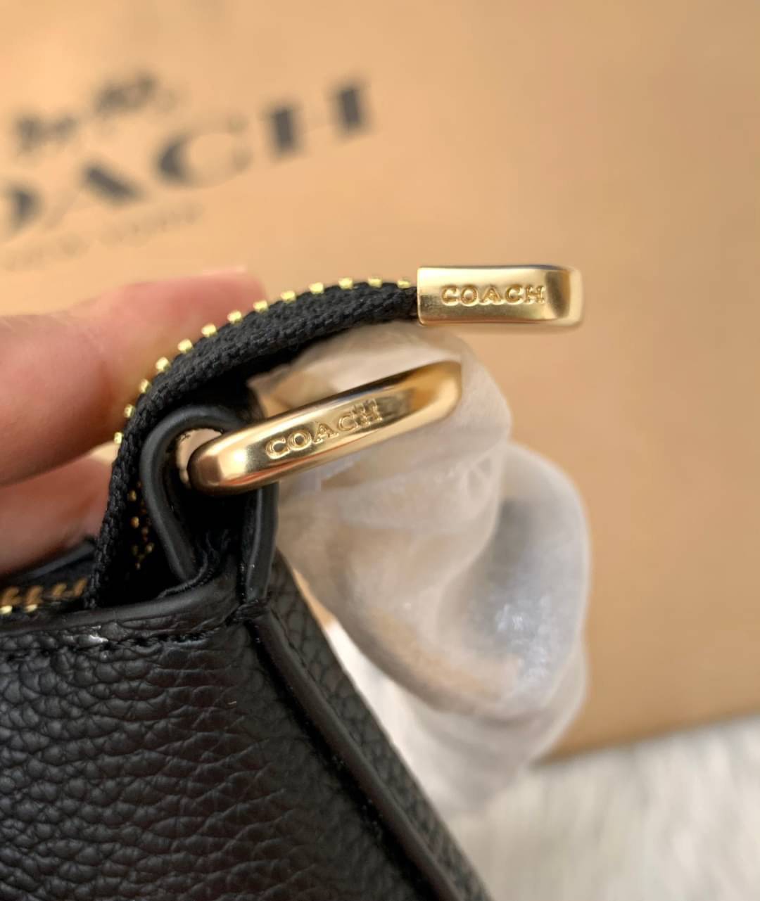 COACH SMALL MARLON SHOULDER BAG ((1600//1597)) 🌈พร้อมส่งที่ไทยอีกครั้ง ตามคำเรียกร้อง ห้ามพลาด! กระเป๋าหิ้ว//คล้องไหล่//สะพายข้างได้ หนังแท้ ทรงสวยมากค่ะ ด้านหน้ามีช่องซิปซ่อนแบบหนังห้อยให้2ช่อง ใส่ของจุกจิกค่ะ เปิดปิดกระเป๋าแบบซิป ภายในกว้างใส่ขอ