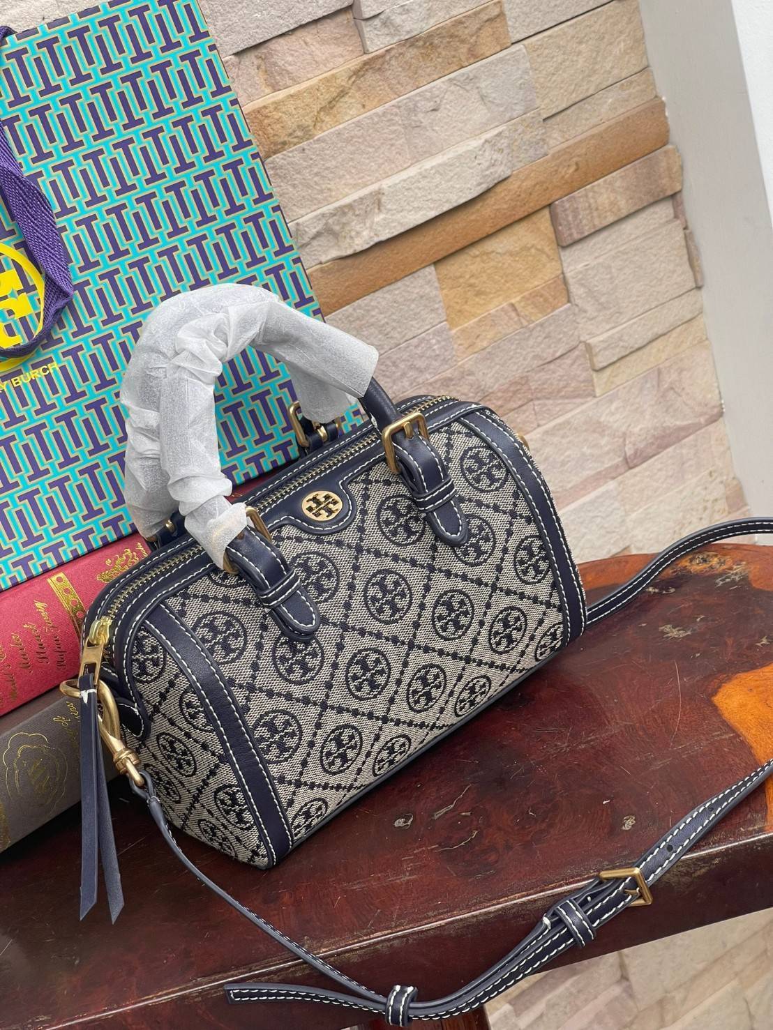 small: Tory burch T Monograme Jacquaed Mini Duffle Bag เป็นทรงกระเป๋าที่มีความฮอตฮิตตลอดกาล ด้วยรูปทรงคลาสสิคและเหมาะใช้งานเข้ากับทุกสถานการณ์ ไม่ว่าจะเป็นกระเป๋าสะพายไหล่ เพิ่มความคล่องตัวและเข้าได้กับทุกลุค ไม่ว่าจะเป็นวันสบายๆ หรือวันที่ต้องออกไปทำกิจก