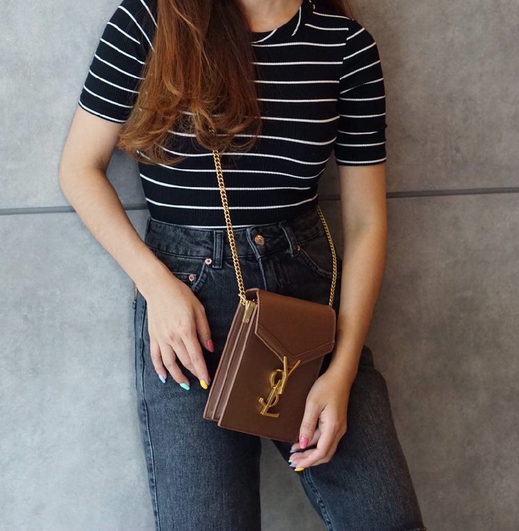 VIP 】YSL SAINT LAURENT CRASSANDA MONOGRAM PHONE BAG 5สี พร้อมส่งที่ไทย ที่นี่ที่เดียว กระเป๋าสะพายครอสบอดี้ขนาดกำลังน่ารักเลยย ทรงสูงใส่โทรศัพท์ได้ทุกรุ่น งานหนังเรียบสวย อะไหล่ทองรมควันหรูมากๆ สะพายดึงได้ทั้งสั้น ยาว ช่องด้านในแบ่งช่อง หยิบของสะดวกค่า ไม