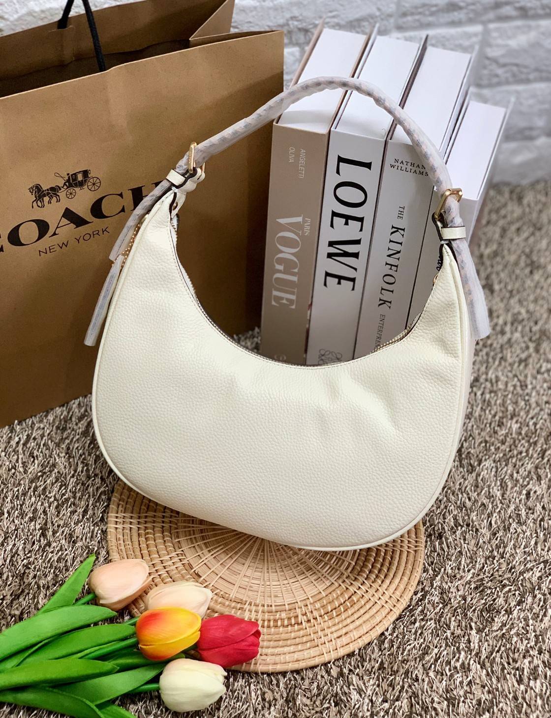 COACH BAILEY HOBO WITH WHIPSTITCH ((C4108//C1322)) พร้อมส่งที่ไทย!! สวยจริงไม่จกตาแน่นอนค่าา กระเป๋าทรงโค้ง ใช้แบบหิ้วหรือคล้องไหล่ก็ดูดี ใช้วัสดุหนังแท้ชั้นดี หนังสวยมากๆค่ะ ด้านหน้าใช้อะไหล่แบรนด์ตัวใหญ่ หรู ดูสะดุดตามีเดียว