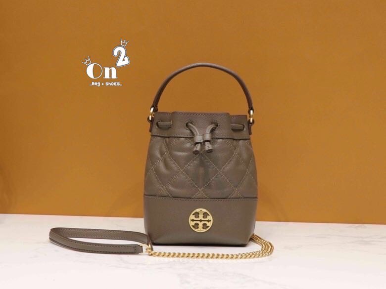 TORY BURCH WILLA MINI BUCKET BAG สุดปัง กระเป๋าสะพายทรงบัคเก็ต สวยผู้ดี โดดเด่นด้วยโลโก้สีทองดูหรู อัพลุคผู้ดี๊ผู้ดี วัสดุหนังแท้ ดีไซน์บุนวม เส้นคมดีเทลหรู เปิด-ปิดหนังรูดปากกระเป๋า มีหูหิ้วในตัว คล้องแขนเก๋ๆ ภายในเป็นช่องโล่ง มีช่องย่อย ใส่ของสำคัญจุกจิ