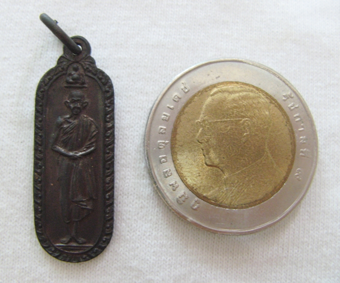 เหรียญยืนหลวงพ่อเกษม เขมโก รุ่นเงินไหลมา ทองไหลมา เนื้อทองแดง ปี 2532ค่ะ