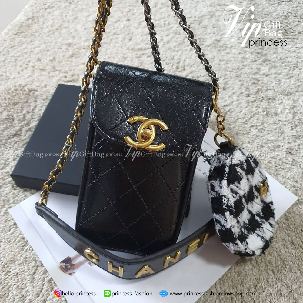 CHANEL VIP GIFT WOC BAG งาน CHANEL VIP GIFT ของแท้ 100% จากเคาเตอร์แบรนด์ CHANEL ทรงแนวตั้ฝน่ารัก ขนาดกำลังดี วัสดุหนังเรียบพิมพ์ลายยับ เปิดปิดด้วยตัวล้อคปั้มแบรนด์ อะไหล่ทอง ลายวินเทจ ด้านในใส่โทรศัพท์ได้ถึง NOTE10+ มาพร้อมสายโซ่สลับหนังเอกลักษณ์โซ่สองสี