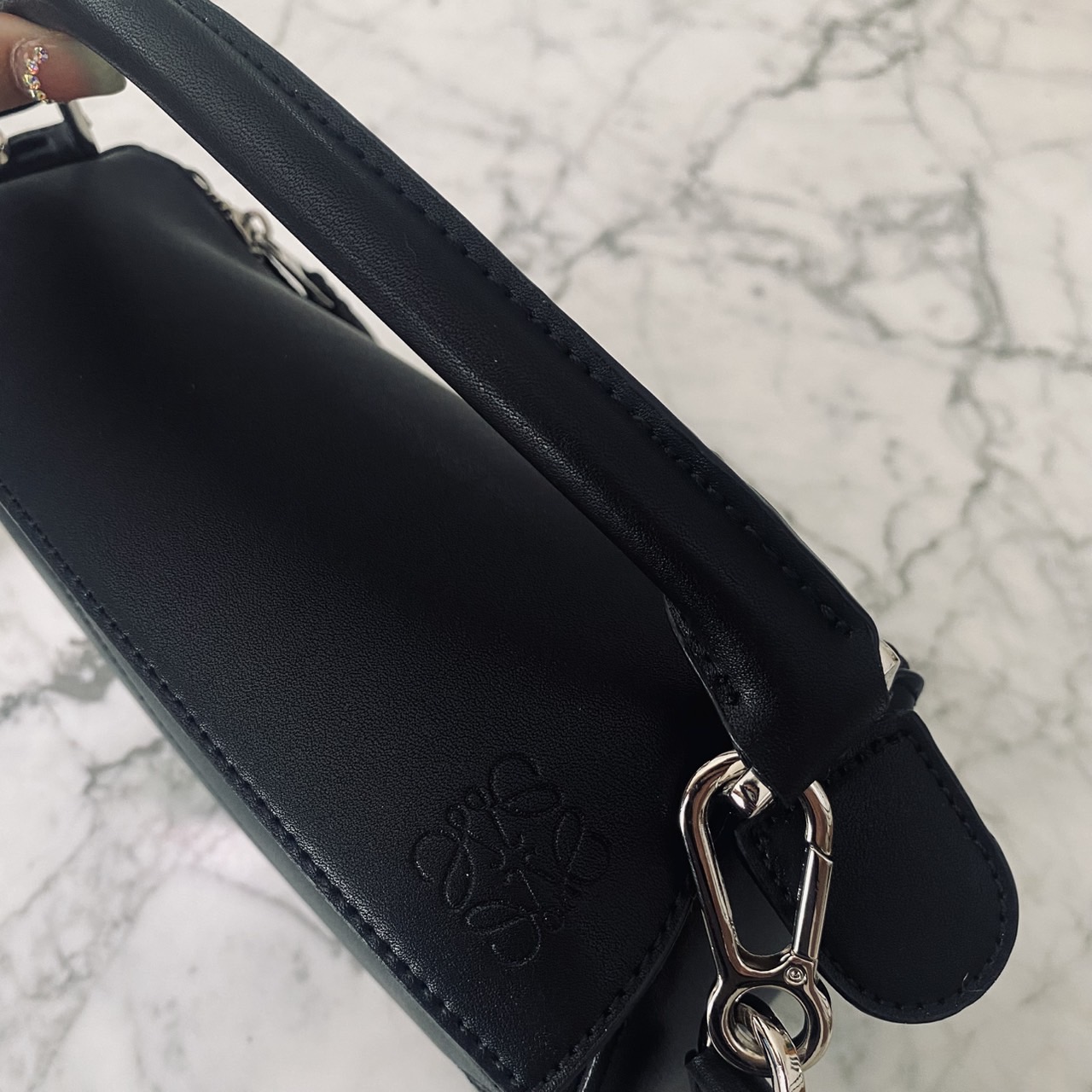 LOEWE Puzzle bag in smooth leather กระเป๋าสะพายทรงกล่องเรียบแต่หรูคูลและเท่ห์ สุดยอดแบรนด์ที่ดีไซน์เป็นเอกลักษณ์ โดดเด่น สไตล์พัซเซิล ใช้ได้ทั้งชายหญิง