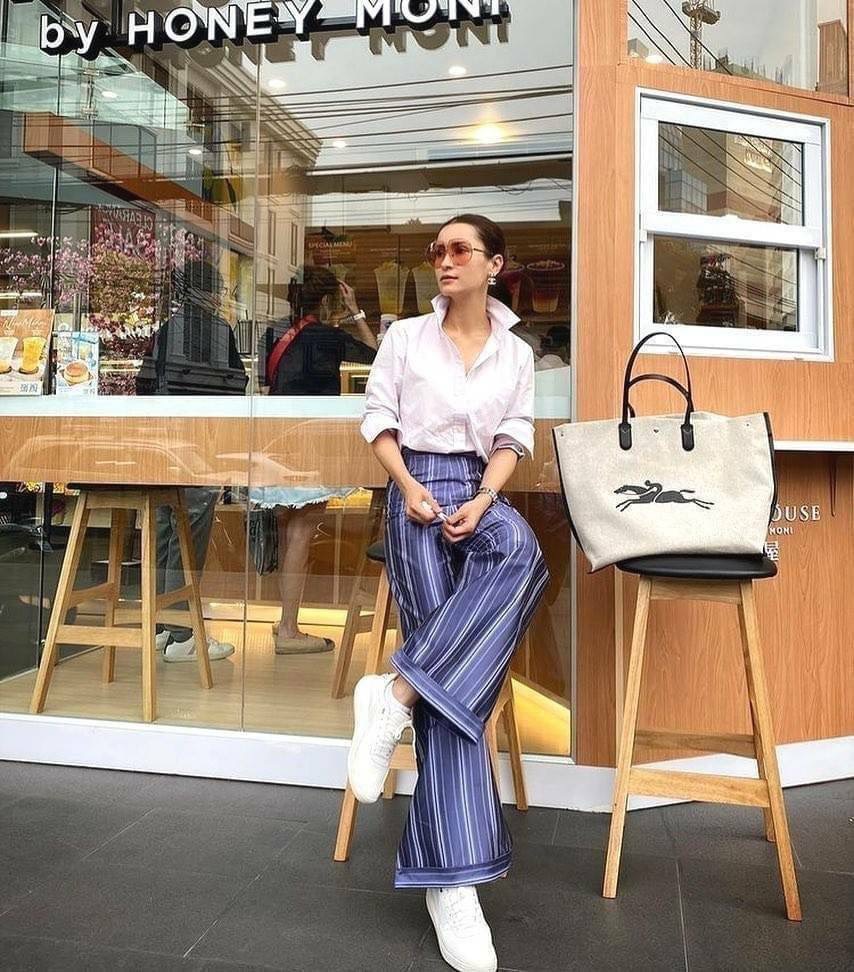 LONGCHAMP ESSENTIAL TOILE SHOULDER BAG L ECRU วัสดุ Cotton Canvas & Grained cowhide คอลเลคชั่นใหม่ ฮิตสุดๆในเหล่าดาราเซเลป ด้วยดีไซน์สวยขนาดกำลังดีเนื้อหนาอยู่ทรง น้ำหนักเบา