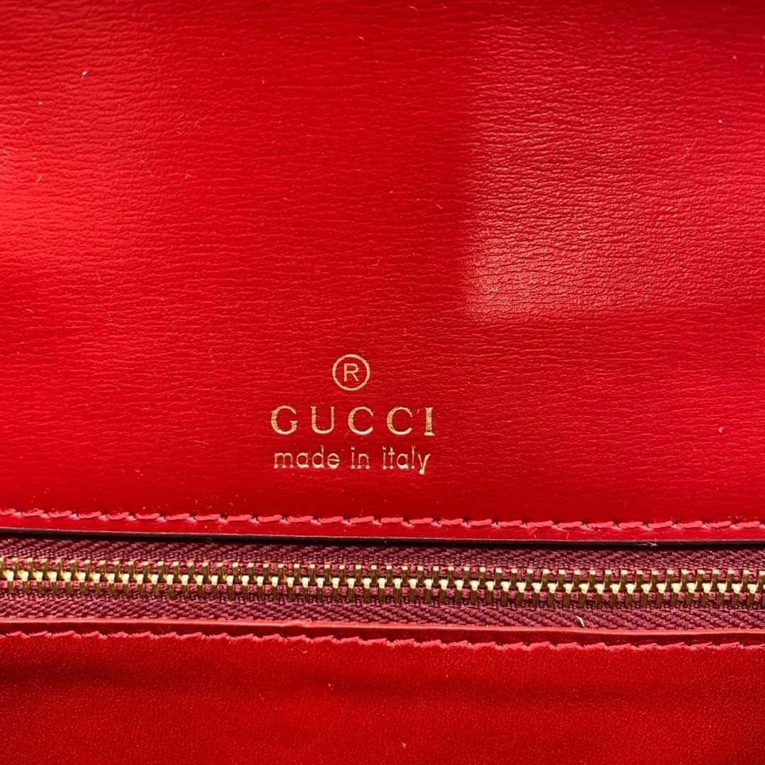 หนังแท้ GUCCI X BALENCIAGA THE HACKER PROJECT SMALL HOURGLASS (RED/GREEN) การสร้างสรรค์ที่มีเอกลักษณ์เฉพาะตัว โทนสีโดดเด่น แดง/เขียว วัสดุหนังแท้ทั้งใบ เกรดเทพออริจินอล ตอบโจทย์ได้ทุกลุค ทุกไลฟ์สไตล์ ใช้งานได้ง่ายคล่องตัว ภาพสินค้าถ่ายจากงานขายจริง ใช้งาน