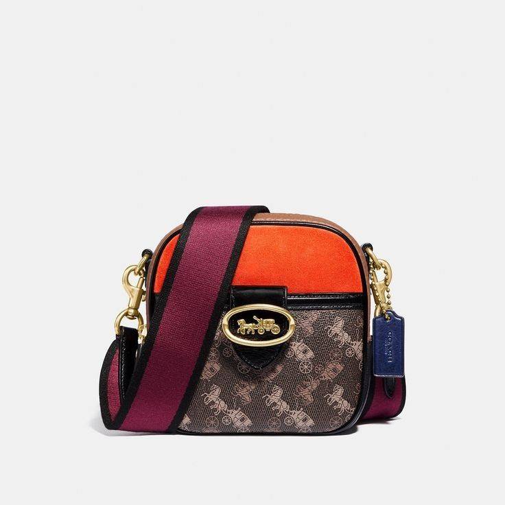 COACH KAT CAMERA BAG WITH HORSE AND CARRIAGE PRINT กระเป๋าสะพายข้าง crossbody, size mini กำลังน่ารัก วัสดุหนังแท้ + หนังกลับ สวยหรู classic ลงตัว ด้านหน้า ประดับ logo brand มีช่องเล็ก ช่องหลักเปิดปิดด้วยซิป ใส่ wallet สั้น มือถือ size ปกติ และของใช้จุกจิก