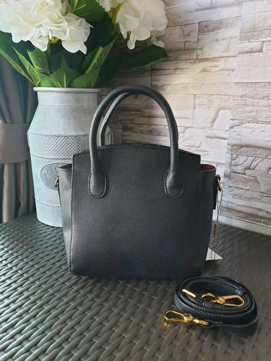 CHARLES & KEITH รุ่น CLASSIC DOUBLE TOP HANDLE BAG CK2-30270225-5 ราคาปกติช้อป (฿2,990.00) กระเป๋าถือ- สะพาย หนังสวยอยู่ทรง สไตล์คลาสสิค เรียบหรู ดูดี ทรงนี้ฮิตตลอดกาล เป็นรุ่นที่ขายดีสุดๆ ไม่มีตกเทรน ด้านหน้าติดโลโก้แบรนด์ อะไหล่ปั้มแบรนด์ มีหมุดรองฐานทั