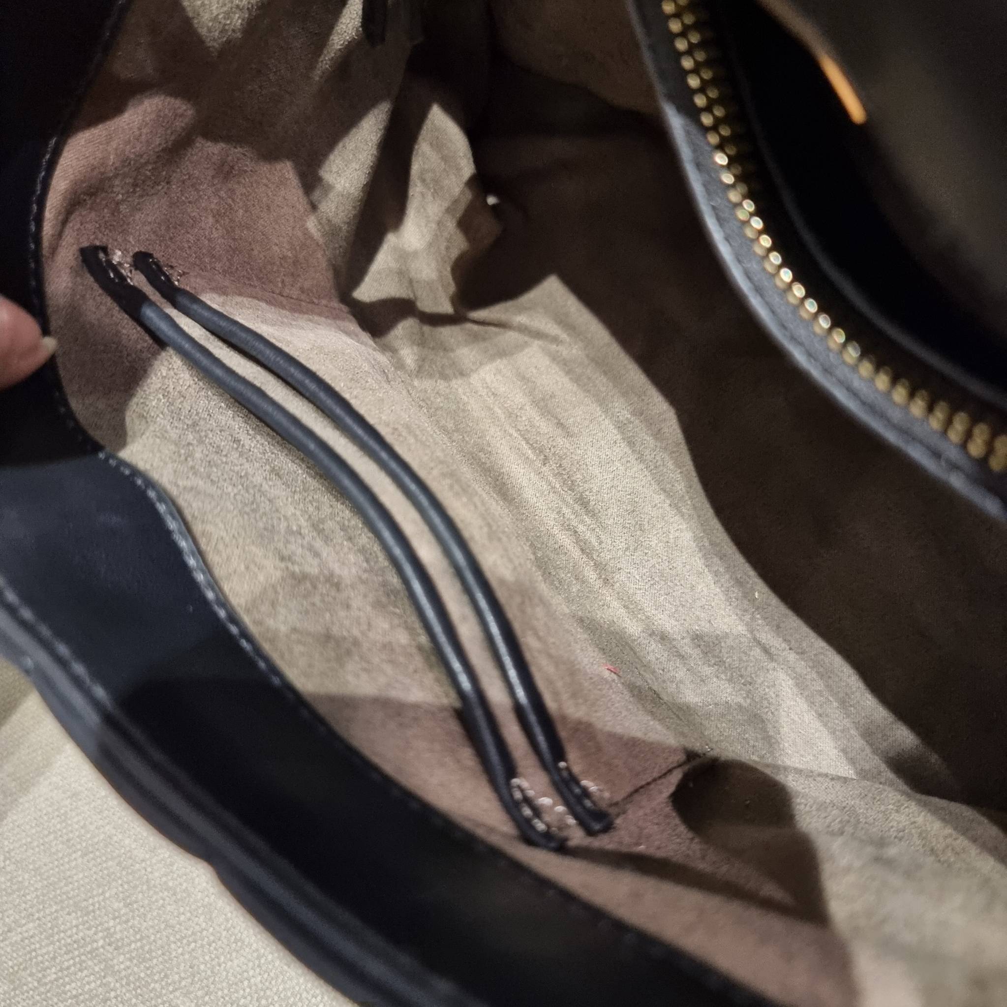 TORY BURCH KIRA QUILTED LARGE SATCHEL ใบใหญ่กับคอลที่ปังไม่ไหว พร้อมเสิร์ฟสีคลาสสิค กระเป๋าถือ/สะพาย ทรงสวย ดูแพง ดูหรู!! หนังแท้ ดีไซน์บุนวม เส้นคมสวย วัสดุหนังแกะ สัมผัสดีงาม นิ่มมือ เปิด-ปิดด้วยอะไหล่บิดล็อค ภายในเป็นช่องโล่ง มีช่องซิป ใส่ของได้แน่นๆ ม