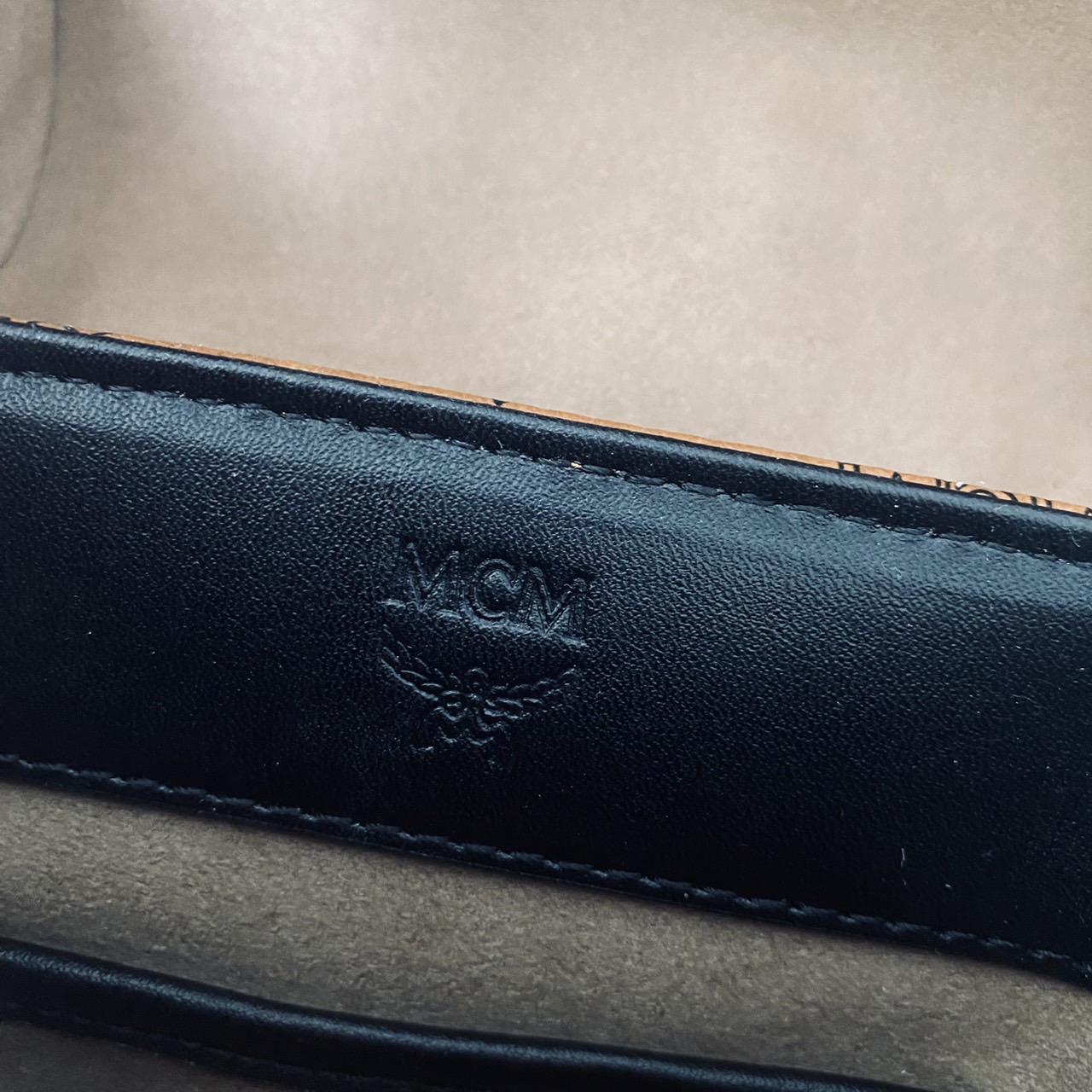 M.C.M Small Aren N/S Crossbody in Visetos Cognac คอลใหม่เอาใจหนุ่มๆ สั่งก่อนหล่อก่อนน้าา!! กับกระเป๋าสะพายข้างสุดชิค ที่ดูดีมีเสน่ห์มากๆ เห็นแล้วก็ต้องหลงแน่นอน