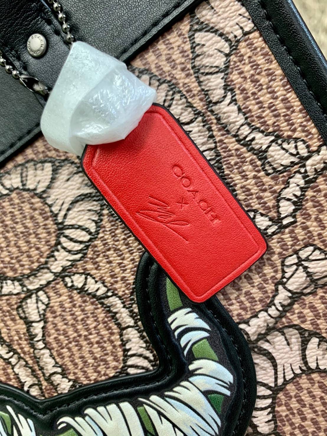 มาสคอตที่รัก 💋 ยังไม่เข้าช๊อปไทย สวยก่อนใครไปเลยจร้าา COACH X MICHAEL B. JORDAN FIELD TOTE 22 IN MUMMIFIED SIGNATURE CANVAS WITH REXY ((C6971)) พร้อมส่งที่ไทยทันทีค่ะ! MICHAEL B.JORDAN ร่มมือกับCoach ออกแบบกระเป๋าทรงTote กนังแท้นิ่มมือ ใหม่ลาสุดมา