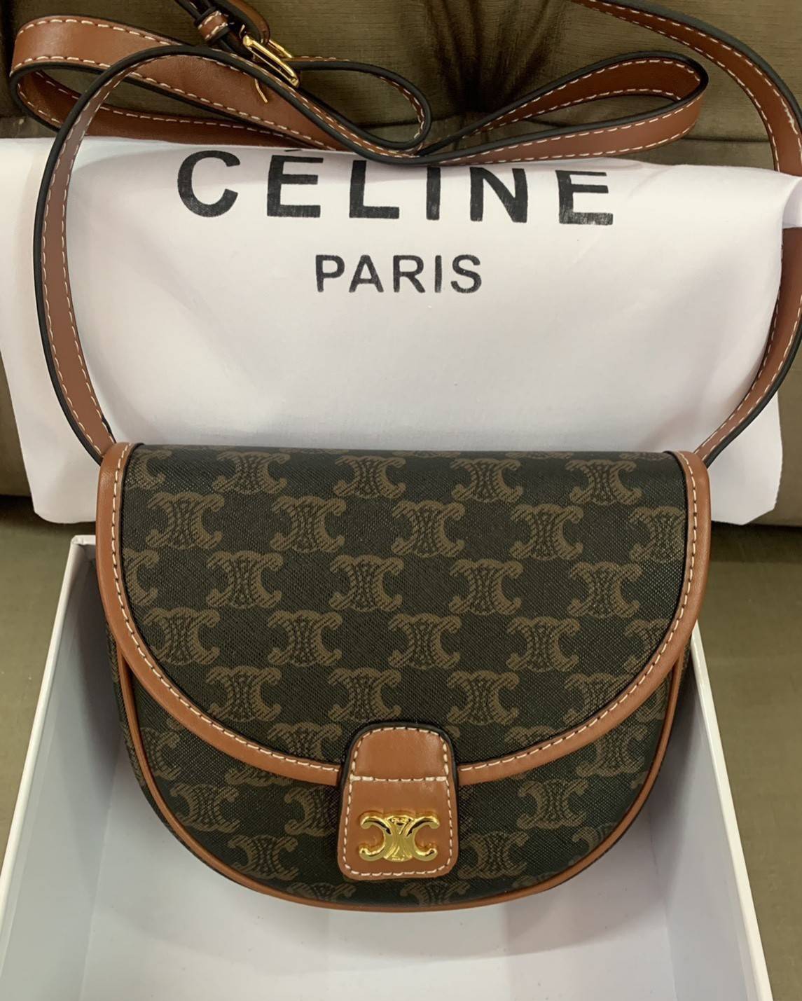 CELINE MINI BESACE IN TRIOMPHE CANVAS AND CALFSKIN WHITE CELINE CROSSBODY BAG VIP GIFT WITH PURCHASE (GWP) พรีเมี่ยมกิ๊ฟ Limited Edition จาก PERFUME DUTYFREE COUNTER กระเป๋าทรงครอสบอดี้ ลายโมโนแกรมวินเทจ รุ่นที่ดาราเกาหลีใช้กันเยอะมาก และเป็นอีกหนึ่งใบที่