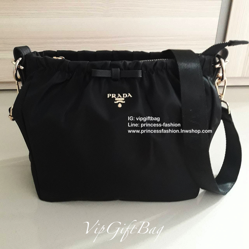 รุ่นขายดีที่สุดดดด♡♡♡ จากงานพรีเมี่ยมกิ้ฟ เคาเตอร์ต่างประเทศ Prada nylon รุ่น Limited edition #กระเป๋าทรงน่ารัก จับจีบปากกระเป๋า ดีมาก วัสดุผ้าNyonกันน้ำ ตามแบบฉบับแบรนด์ เปิด/ปิดด้วยซิป ภายในเย็บติดป้ายหนังแบรนด์ มีช่องซิปเล็ก1 สามาร