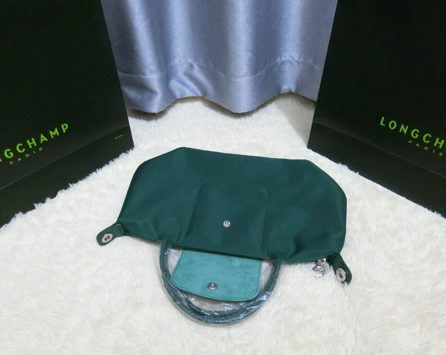 Longchamp Size S สินค้าใหม่ ของแท้!! เป็นล็อตผลิตเกินออเดอร์จากโรงงาน มาพร้อมการ์ด/ถุงผ้าแบรนด์/ถุงกระดาษแบรนด์ Size S: 25 x H. 23 x 16 cm. Color: Emerald Green 033