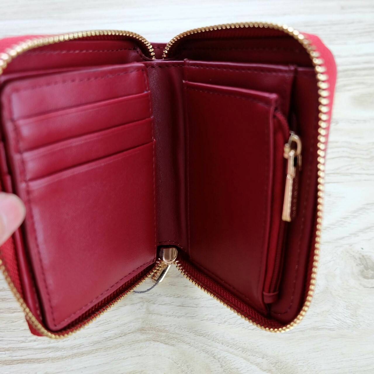 Charles & Keith Basic Square Wallet กระเป๋าสตางค์ใบสั้นซิปรอบ เปิด - ปิดกระเป๋าด้วยซิป ด้านในมีช่องใส่บัตร ช่องใส่ธนบัตร และช่องซิปใส่เหรียญค่ะ