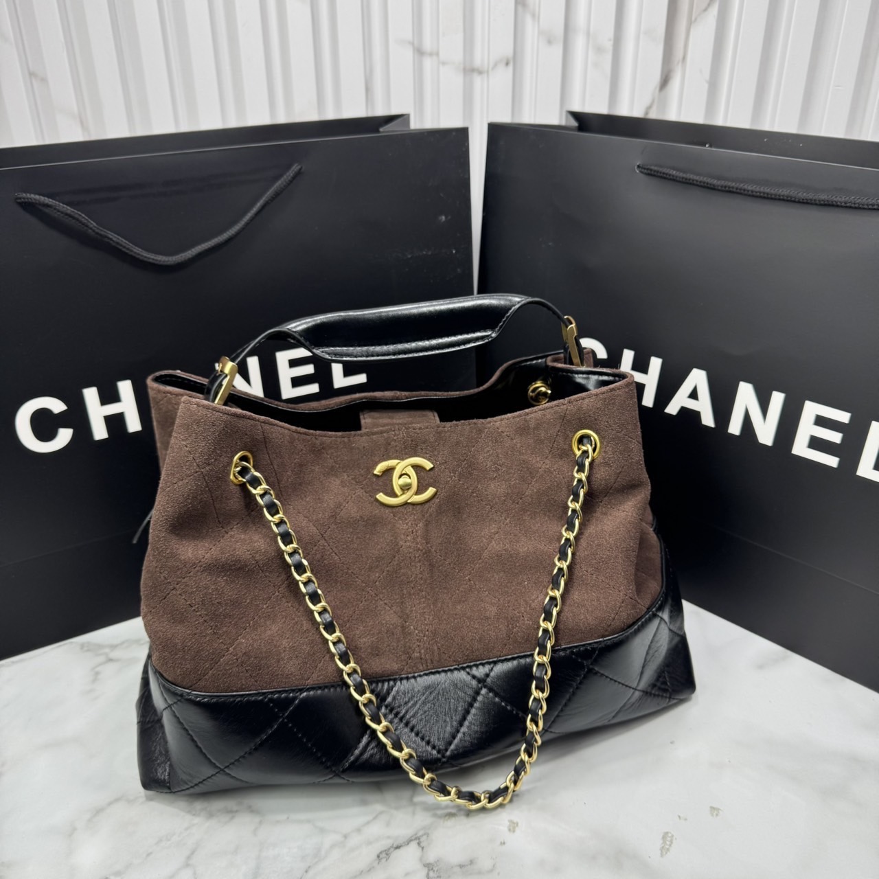 CHANEL Shopping Bag 25A Suede Bag กระเป๋าช้อปปิ้งทรงโท้ทหนังกลับสีทูโทน *สีใหม่น้ำตาลไหม้สีเข้ม ในคอล Métiers Dart 2024/25