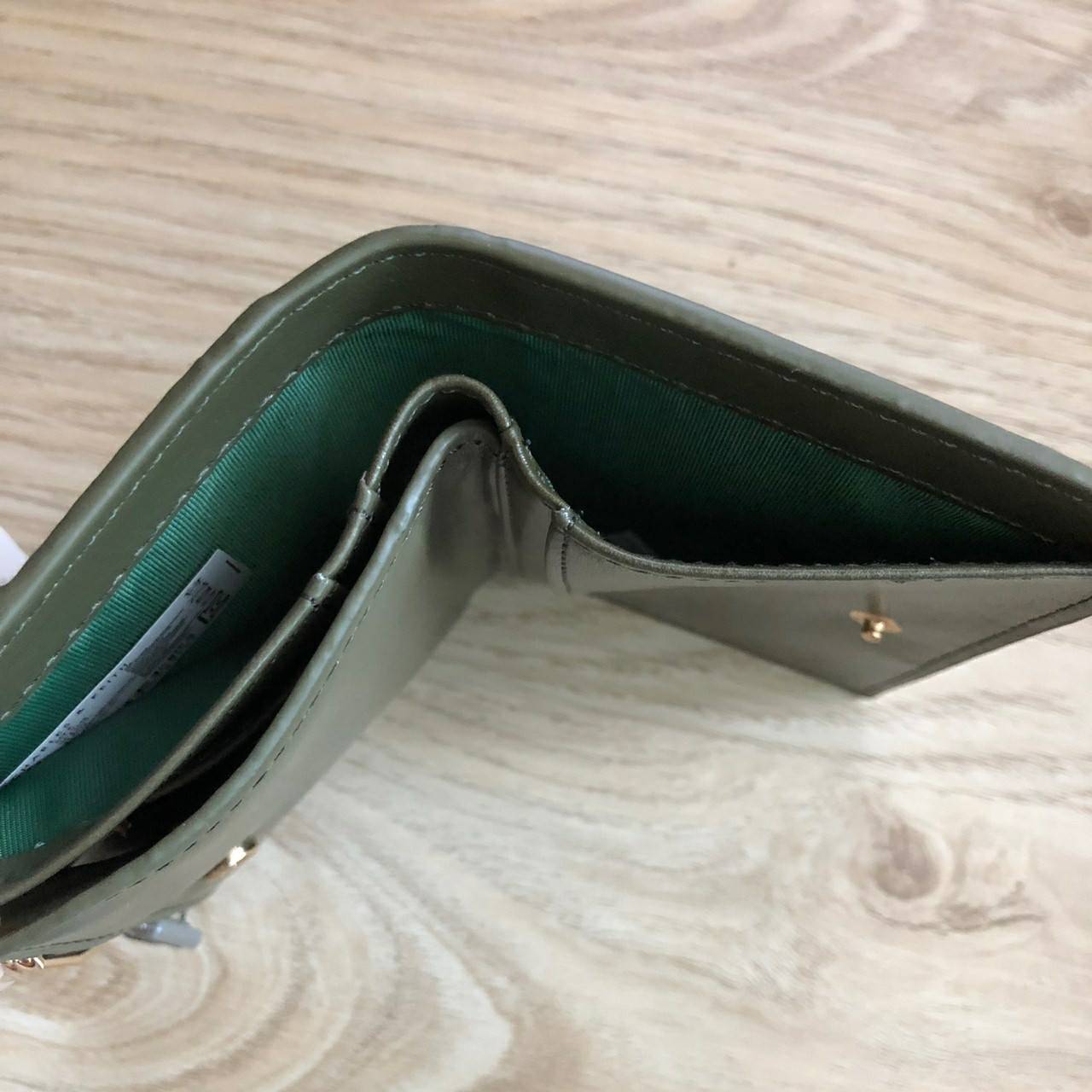 Charles & Keith Classic Snap-Button Wallet กระเป๋าสตางค์ใบสั้นพับ 2 ตอน ด้านหน้ามีโลโก้แบรนด์ เปิด - ปิดด้วยกระดุม ภายในมีช่องใส่ธนบัตร ช่องใส่บัตร และช่องซิปใส่เหรียญ