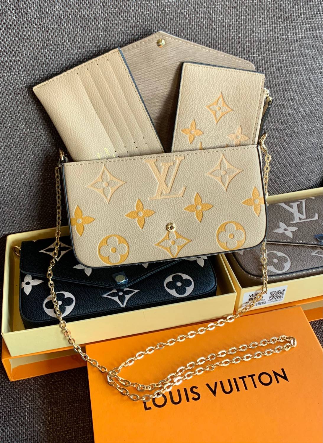 VIP 】Louis Vuitton Pochette Felicie ใบจริงหนังสวยมากๆค่า! ✔️กระเป๋าแบบคลัท มีสายสะพายโซ่มาให้ด้วยค่ะ ✔️หนังแกะสังเคราะห์อย่างดี ลายหนังสวย ปั้มลายแบรนด์ทั้งใบ ✔️รุ่นนี้มาพร้อมกระเป๋าเล็ก สำหรับใส่บัตรได้1ใบ//ใส่ธนบัตรแบบมีซิปรูดอีก1ใบ