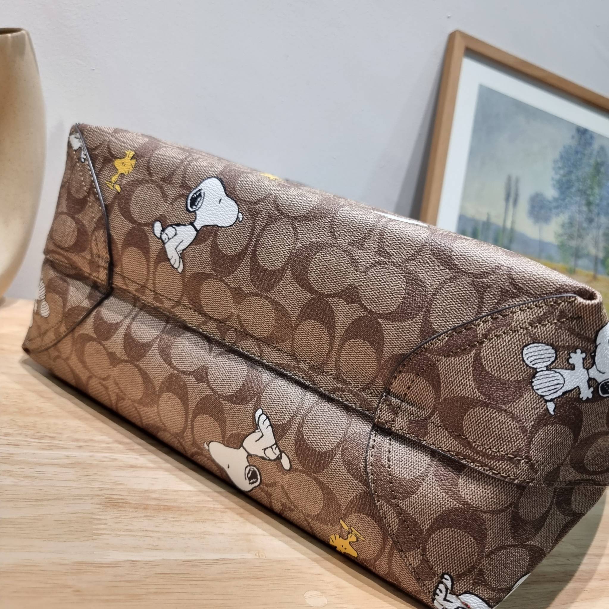 Coach X Peanuts City Tote In Signature Canvas With Snoopy Woodstock Print CF166 คอลเลคชั่นใหม่ น่ารักเกินต้าน กับกระเป๋าทรงโท้ทไซส์ใหญ่ ดีไซน์ลวดลายการ์ตูนยอดฮิต ที่ใครๆก็ต้องรู้จัก พิมพ์คมชัดลงบนหนังแคนวาส รูปทรงสวย ปากกระเป๋ามีกระดุมแม่เหล็กปิดกันของหล่