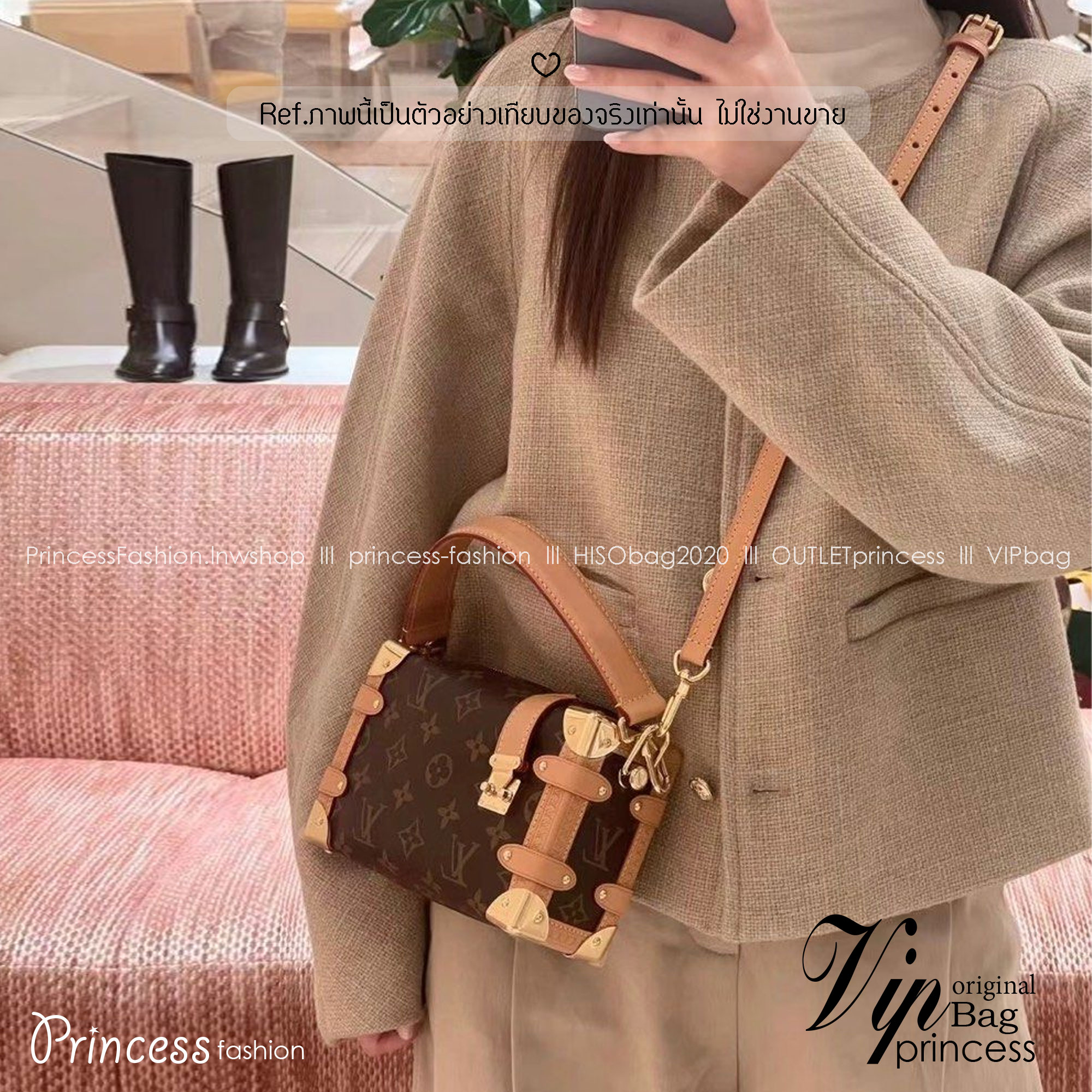 LV Side Trunk MM กระเป๋าสะพายทรงกล่องสุดไอคอนิค ทรงสวยมีเสน่ห์ โดดเด่นด้วยหมุดเข้ามุม ซิปเปิด-ปิดล็อคได้ ภายในเป็นช่องโล่ง มีสายสะพายคล้องแขน คล้องไหล่เก๋ๆ หรือสะพายข้างชิคๆ พร้อมตอบรับได้ทุกลุค ทุกสไตล์ไปเลยจ้า
