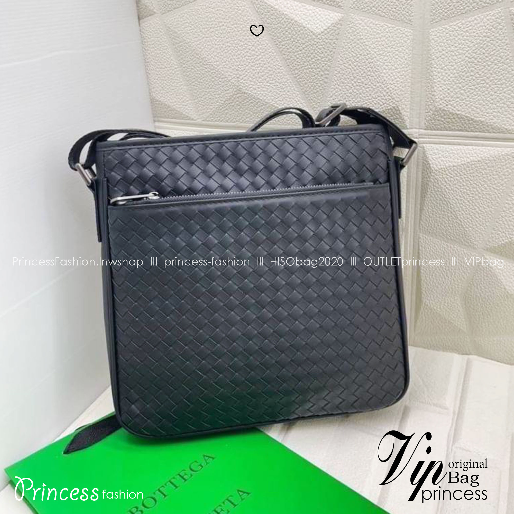 BOTTEGA VENETA Messenger Bag กระเป๋าสะพายทรงแมสเซนเจอร์ ดีไซส์สานเป็นเอกลักษณ์ของแบรนด์ รุ่นตามหาที่หนุ่มๆ ควรมี ดีไซส์เรียบหรู คลาสสิก ใช้งานง่าย everyday look จะซื้อใช้เองหรือเป็นของฝากก็เหมาะมากๆ ค่ะ