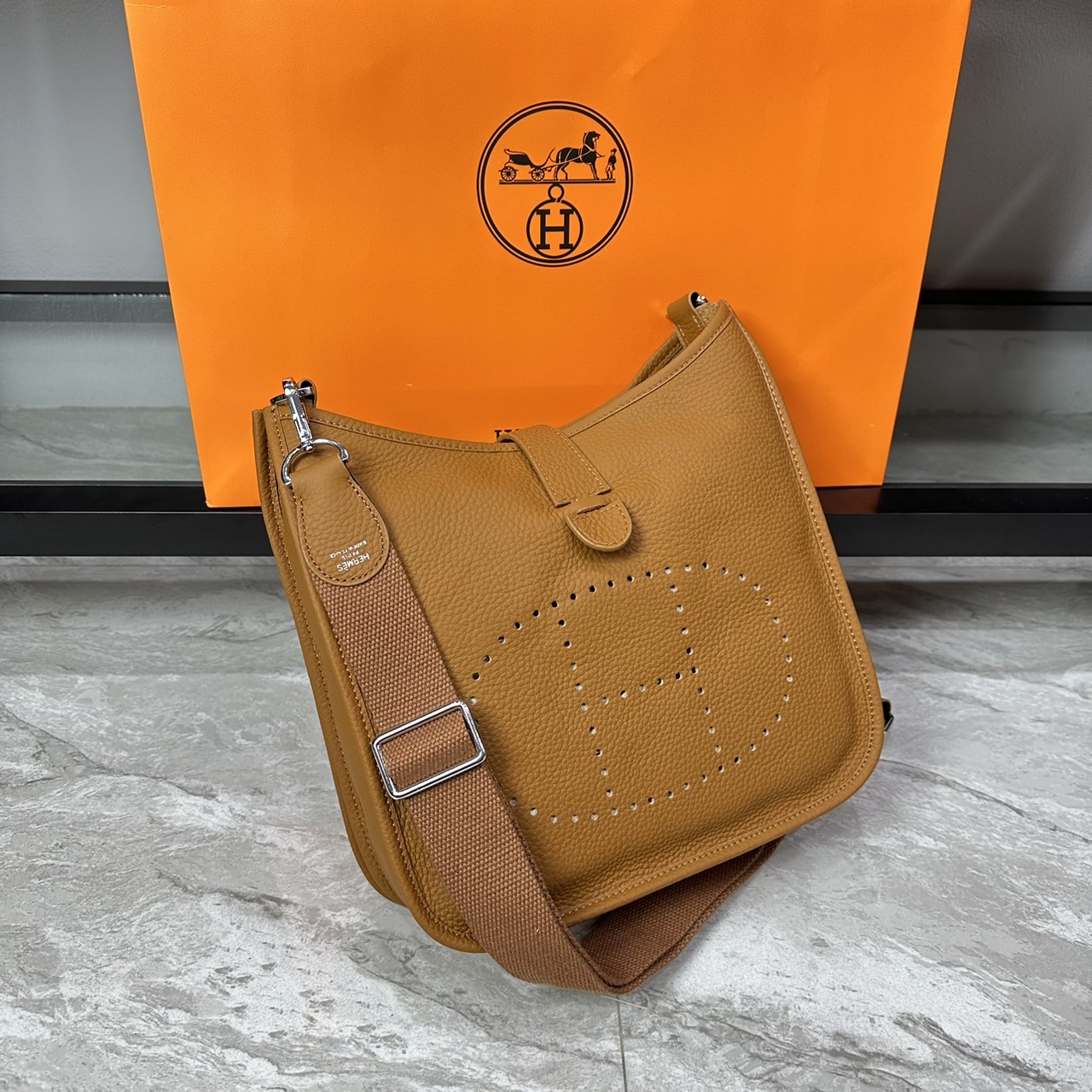 HERMES Evelyne PM Bag The Perfect Crossbody Bag 29cm กระเป๋าทรงโท้ทแบรนด์หรู เอกลักษณ์ของความสง่างาม เกรดออริ สลับแท้ 1:1 ใช้งานต่างประเทศได้