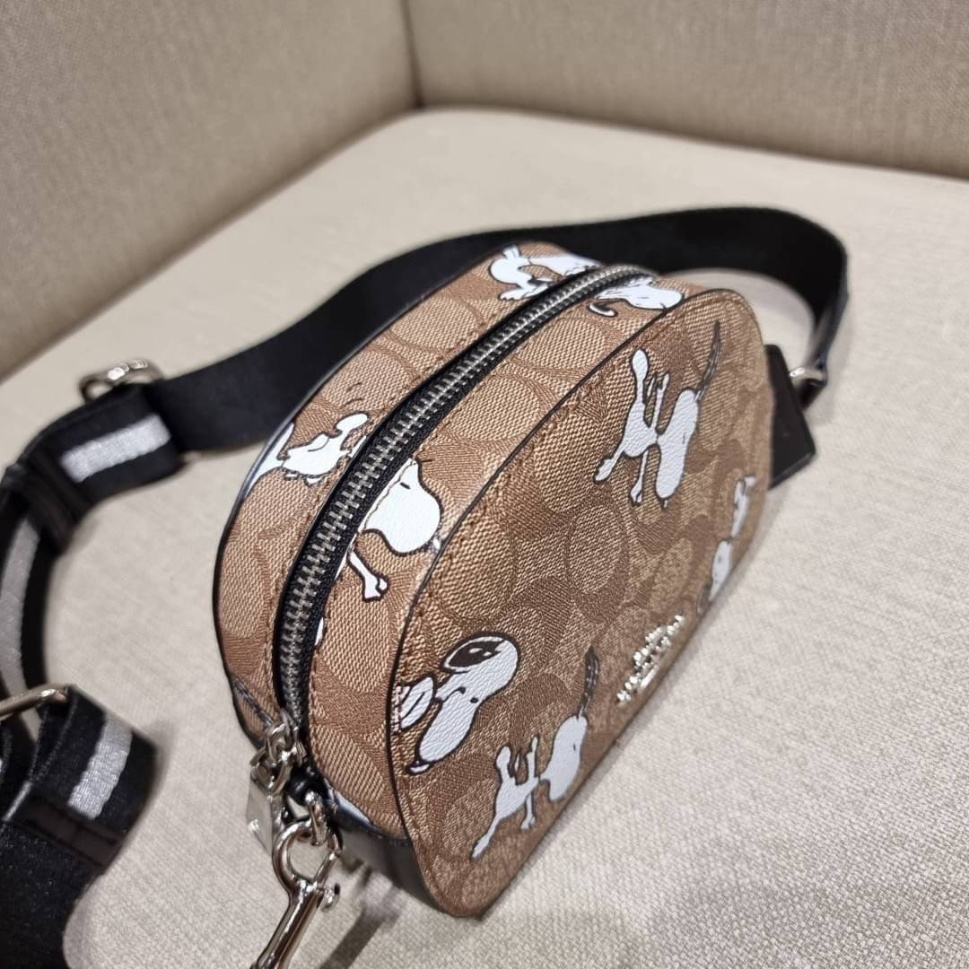COACH C4590 COACH x PEANUTS MINI SERENA CROSSBODY IN SIGNATURE CANVAS WITH SNOOPY PRINT มาจ้าแม่ มาหนักๆอีกแล้ว กับคอลเลคชั่นที่ขายดี ขายหมด ไม่เคยพอจะขาย!! มินิเซเรนาคอลแลบกับสนูปพีแบบลงตัวที่สุด วัสดุหนังแคนวาสเคลือบลาย เปิด-ปิดด้วยซิป สะดวกใช้ ภายในเป็