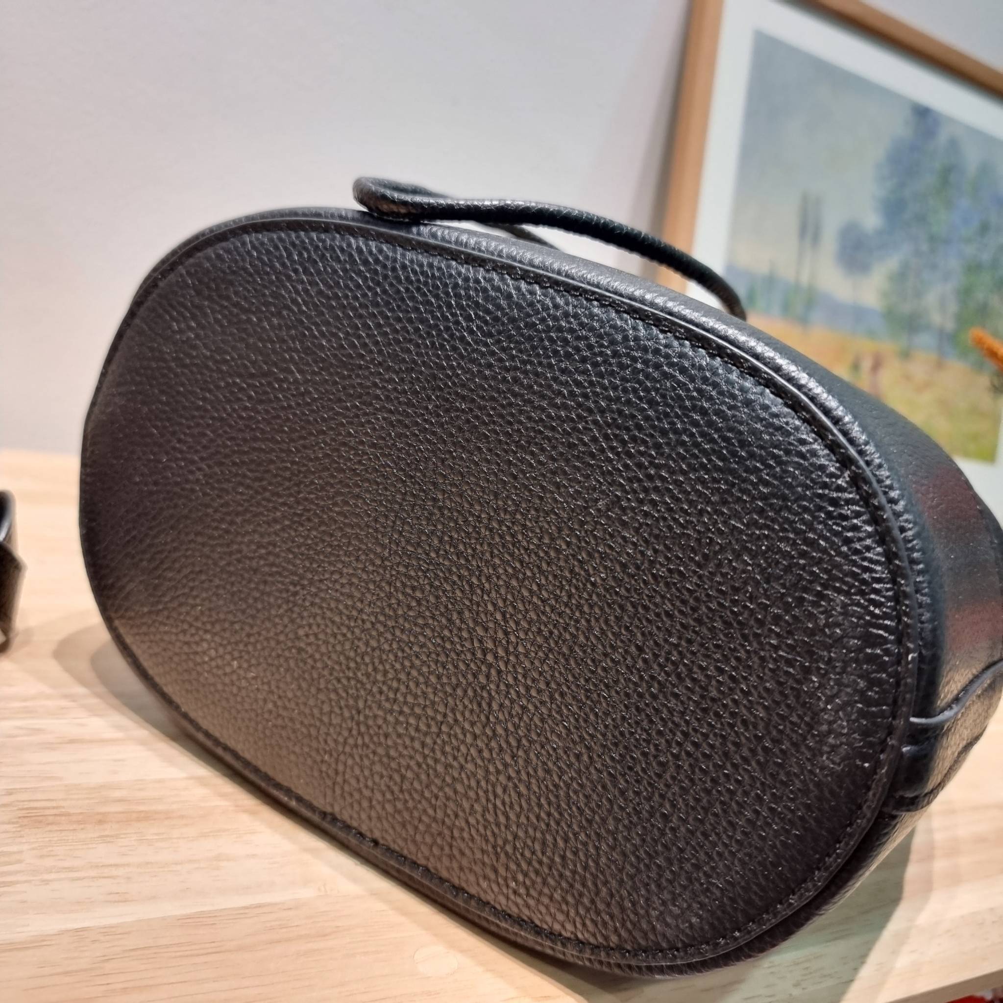 TORY BURCH MILLER BUCKET BAG / Tory Burch Bag รุ่นยอดนิยม สวยหรู ดูผู้ดี กับกระเป๋าสะพายบัคเก็ตใบใหญ่ โดดเด่นด้วยโลโก้สีทอง รูปทรงคลาสสิค ใช้งานง่ายด้วยหนังรูด