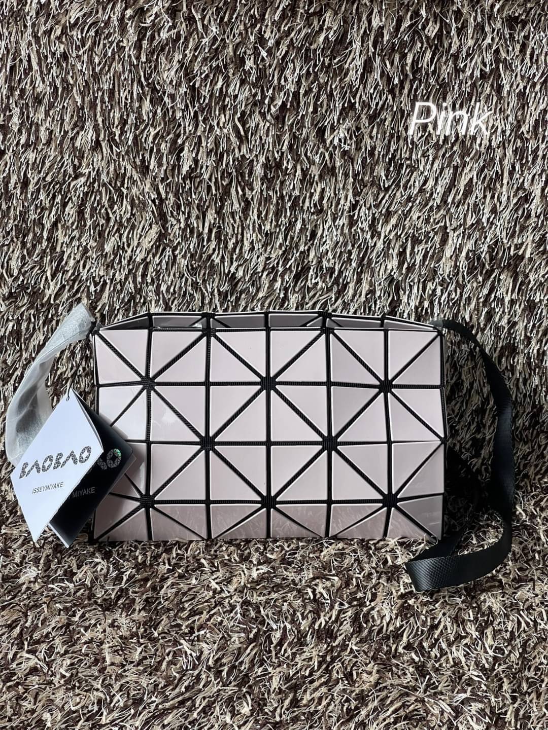 BAOBAO Issey Miyake CARTON GLOSS SHOULDER BAG มาในไซส์ขนาดกะทัดรัด โดดเด่นด้วยดีไซน์อันเป็นเอกลักษณ์ของแบรนด์ ที่สำคัญน้ำหนักเบา