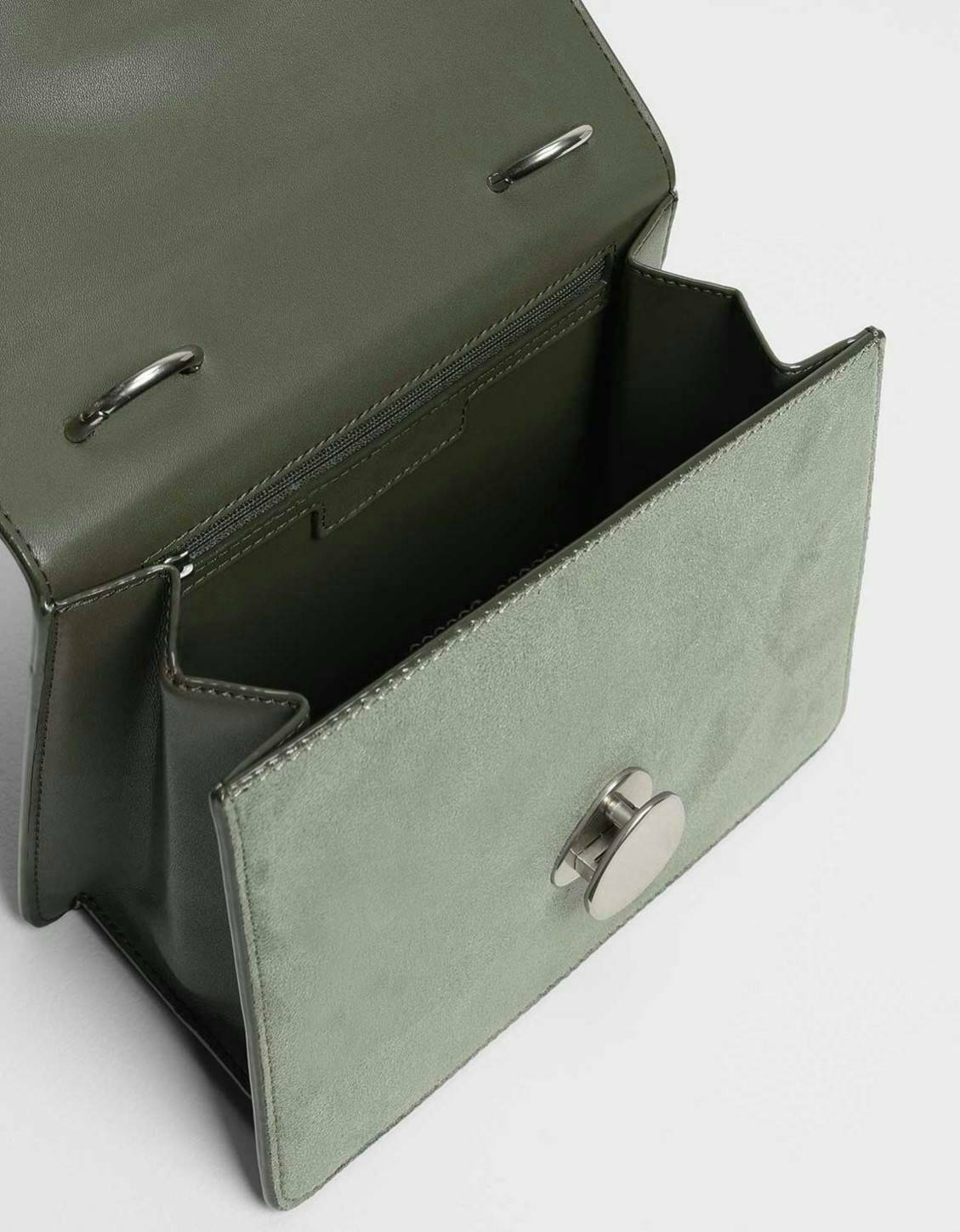 กระเป๋าทรงสวย ดีไซน์ทันสมัย วัสดุหนังโพเลเตอร์ + กำมะหยี่ตกแต่งด้านหน้า ออกแบบปิด-เปิดด้วยตัวล็อคแบบกด สีเงิน และ สีทอง ดูเก๋ ภายในเป็นช่องโล่ง มีช่องซิป 1 ช่อง และช่องใส่ของจุกจิก 1 ช่อง ด้านหลังติดโลโก้แบรนด์ มาพร้อมสายสะพายยาว สายสวยเก๋ ดูดีมากๆ สายถอด