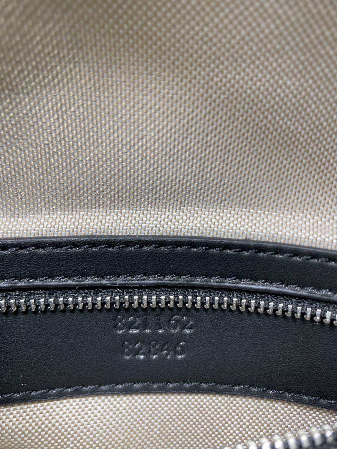 ORI หนังแท้ | GUCCI GG Emblem small belt bag กระเป๋าคาดอก/คาดเอวปรับโฉมใหม่ สวยสง่างาม สปอร์ตและเท่กว่าเดิม แต่ยังคงความคลาสสิค