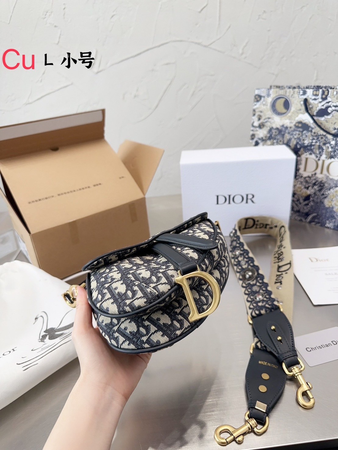 DIOR Saddle Bag with Strap 10" **รอบราคาพิเศษ** มาพร้อมสายครอสบอดี้สุดคุ้ม ไม่ได้รอบนี้คือพลาดน้า (ปกติสายยาวขายแยกนะคะ) กระเป๋ารุ่นยอดนิยม งานผ้าแจ็คการ์ดลาย Oblique ลูกเล่นห้อยด้วยตัวอักษร D ตรงหูหิ้วมีกิมมิค CD สีทอง
