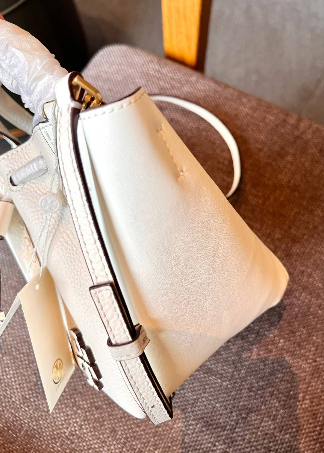 TORY BURCH MCGRAW DRAGONFLY MINI SATCHEL ((90474)) พร้อมส่งที่ไทย แนะนำต้องมีติดตัว สวยมากๆ! กระเป๋าหิ้วหรือสะพายข้างได้ หนังแกะนิ่มสวย อย่างดีเลยค่ะ ดีเทลด้านหน้าแบบหูรูด ปากกระเป๋าเปิดปิดแบบกระดุมแปลก ภายในโล่งกว้าง ใส่ของได้ครบครันหายห่วงค่ะ; มีช่องให้