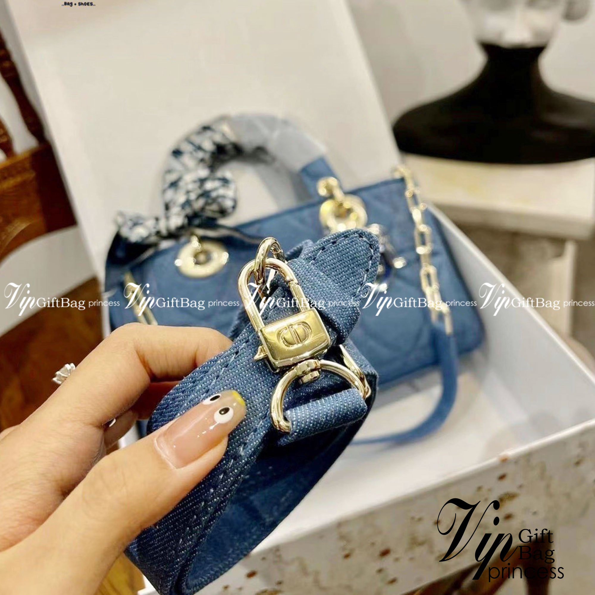 DIOR D-Joy Bag Cannage Denim / Dior Lady Bag กระเป๋าสะพายดิออร์ใบนี้คือราชนิกุลมากแม่ความเลดี้ดิออร์ที่เกินต้าน งานชนช้อปปังสุด ถือสลับแท้ไม่โป๊ะแน่นอน ราคาเบาสุด ภาพถ่ายจากงานจริง สวยเหมือนในรูป พร้อมส่งที่ไทย