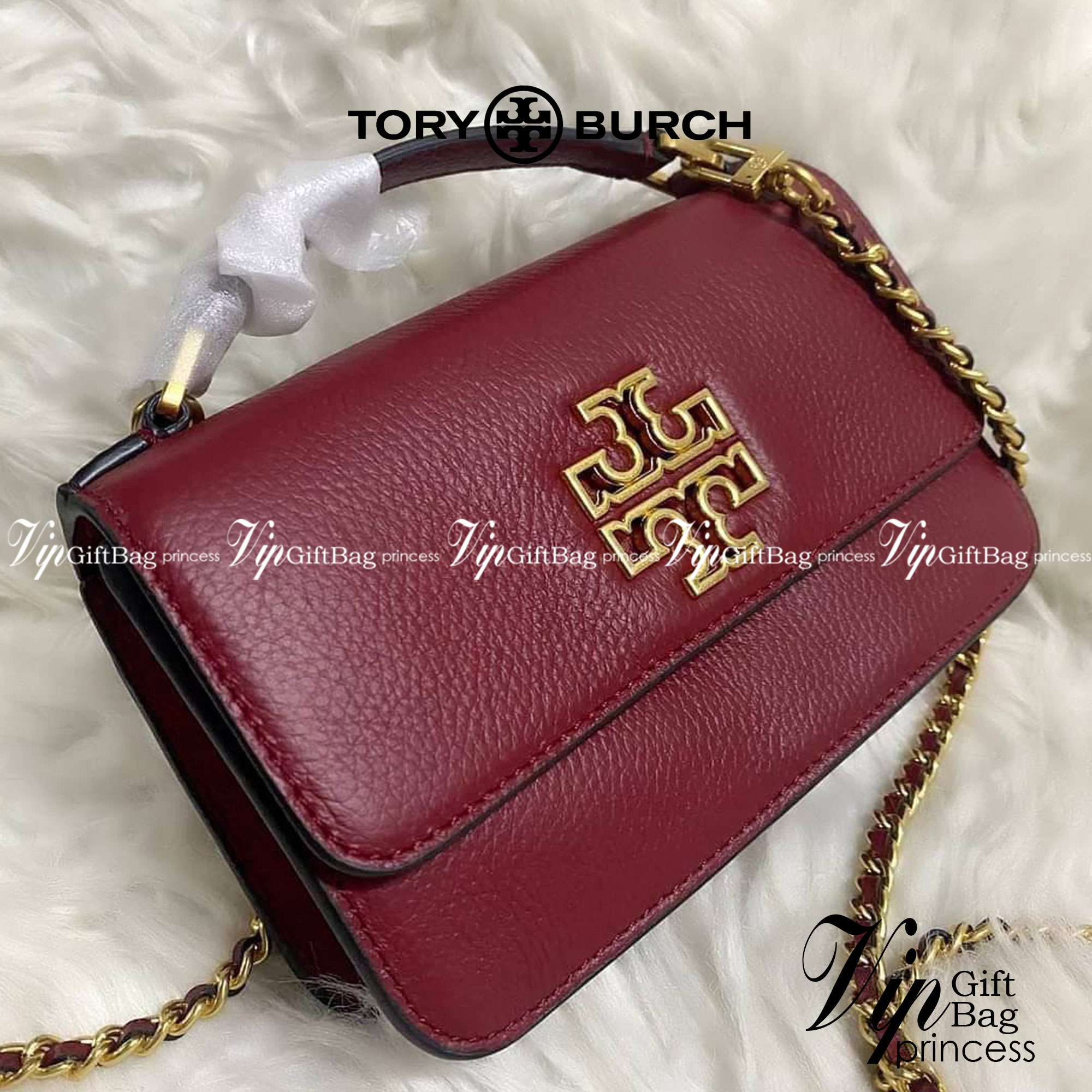 TORY BURCH BRITTEN MINI TOP HANDLE BAG พร้อมส่งที่ไทย กระเป๋าสะพาย Crossbody วัสดุหนังวัวแท้ การออกแบบเรียบง่าย ยังคงความหรูหราเอาไว้ มาพร้อมสายยาวโซ่อะไหล่ทองสลับหนัง ถอดออกได้ ตอบสนองการใช้งานได้ดี มีหูหิ้วด้านบนสามารถใช้งานได้ในหลายโอกาสค่ะ