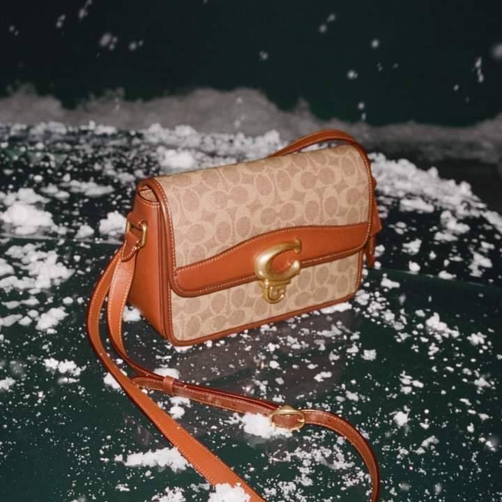 OUTLET 】COACH STUDIO SHOULDER BAG IN SIGNATURE CANVAS (COACH C6639) โอ้โห!! ตลึงเลย สวยฟาดมากๆเทอ!! 🌺ห้ามพลาดนะยูวว🤩รุ่นคลาสสิค เรียบหรู ดูแพงสุดๆ //พร้อมส่งก่อนใคร ยังไม่มีในช็อปไทยนะยูวว😘//กระเป๋าสะพาย คลอสบอดี ดีไซน์เฉียบ สายปรั