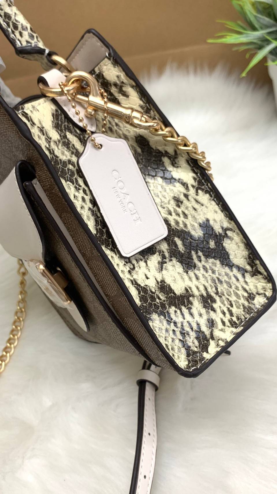 น้องเข้าใหม่ ไม่มีไม่ได้แล้ว ต้องรับไปดูแลเลยค่าา❤️ COACH MINI PEPPER CROSSBODY IN SIGNATURE ((C7227)) 📣พร้อมส่งที่ น้องใหม่ล่าสุดค่าา! กระเป๋าสะพายครอสบอดี้ร์ หรือหิ้วออกงานก็สวยไม่น้อยทีเดียวค่ะ หนังแท้นิ่มสวย หูหิ้วและด้านข้างกระเป๋าทำลา