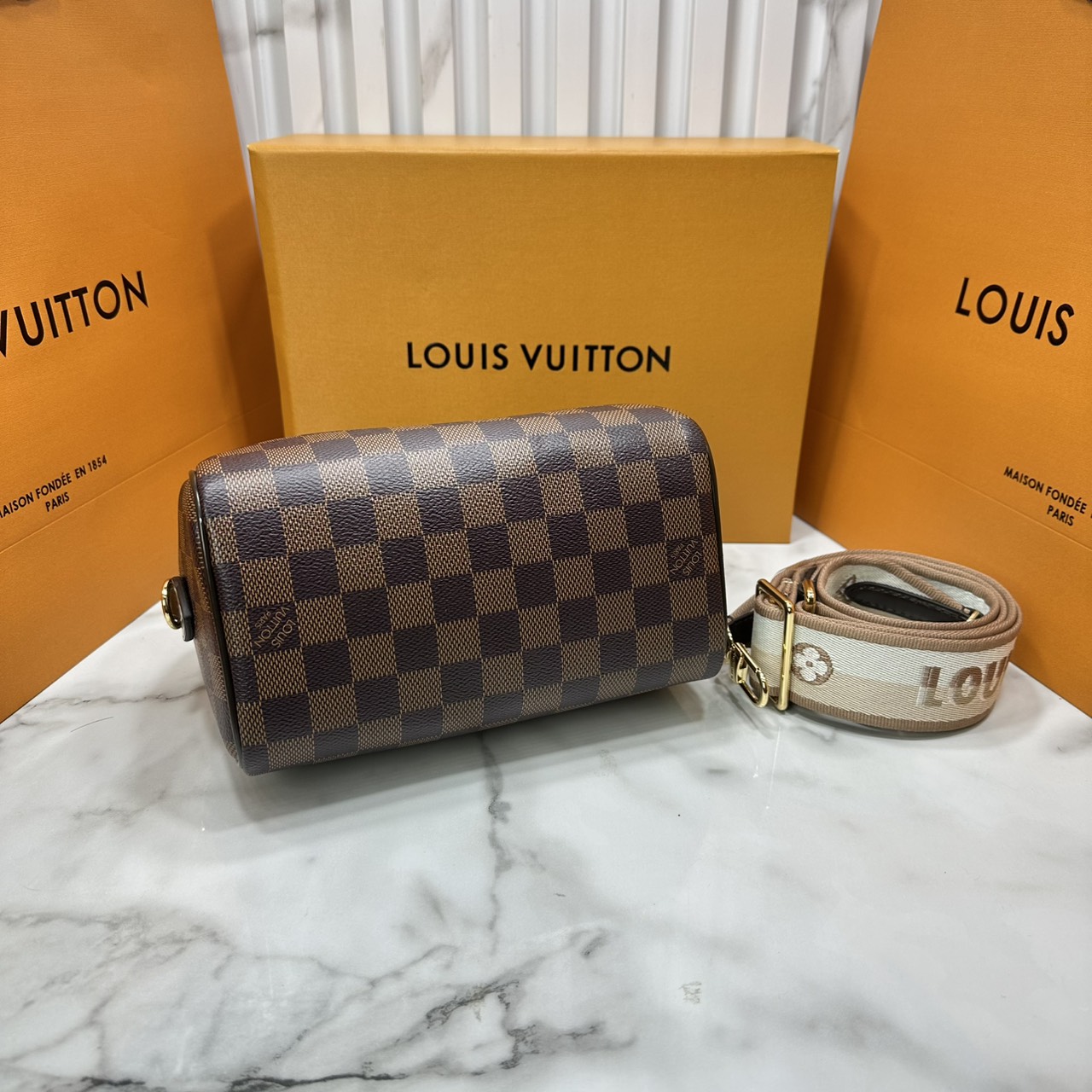 ORI หนังแท้ | LV Speedy 20 Bandoulière Damier Ebene กระเป๋าทรงหมอนสปีดี้แคนวาสคลาสสิกไซส์เล็ก พร้อมสายสะพายผ้าสปอร์ต รุ่นท็อปฮิตในตำนาน สวยงามตลอดกาล แต่งขอบหนังสีน้ำตาล Chocolate ไลฟ์สไตล์แอคทีฟคล่องตัว